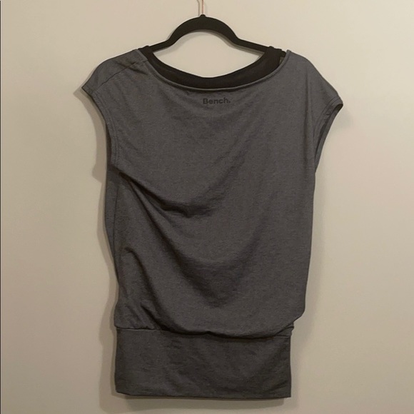 black and grey t-shirt - Picture 3 of 4